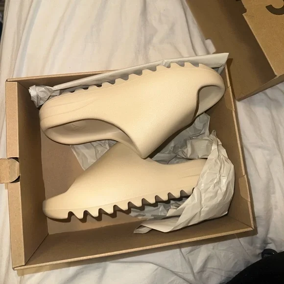 YEEZY SLIDES - Picture 1 of 3